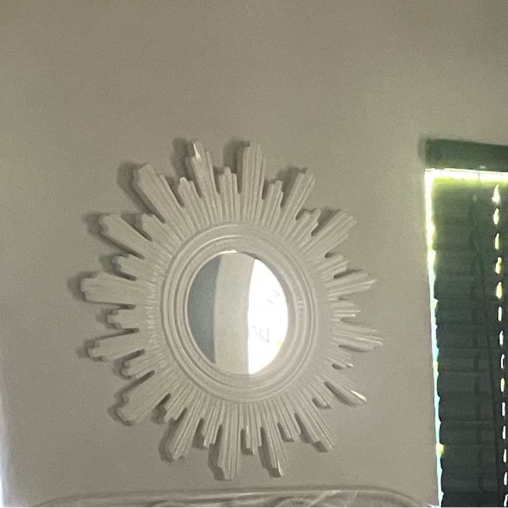 White sun-rays round mirror accent